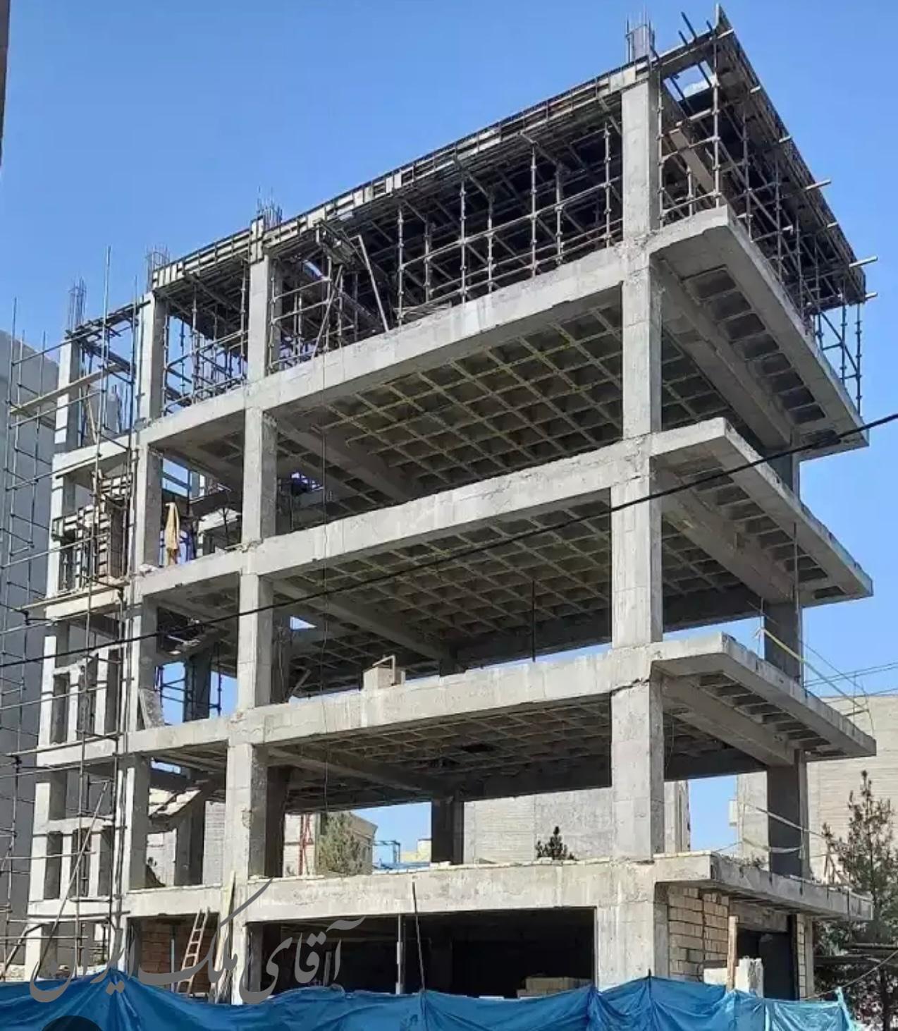 ویلایی جنوبی با نقشه پروانه ۳/۵طبقه